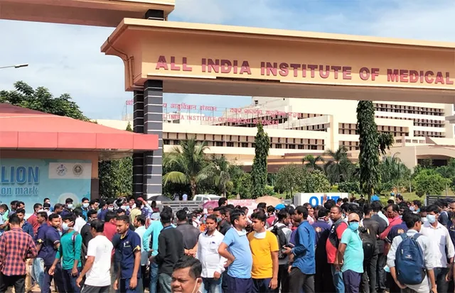 ଏମ୍ସ ଛଟେଇ ଶ୍ରମିକଙ୍କ ଗୁରୁତର ଅଭିଯୋଗ: ୫୦ ହଜାର ଦିଅ, ଡ୍ୟୁଟି କର