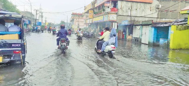 ତାଳଚେରରେ ପରିମଳ ବ୍ୟବସ୍ଥା ଶୋଚନୀୟ, ରାଜରାସ୍ତାରେ ଭାସୁଛି ମଇଳା ପାଣି