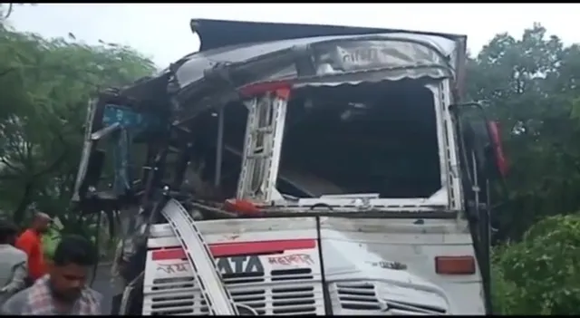 ଦୁଇଟି ସ୍ଥାନରେ ବସ-ଟ୍ରକ ମୁହାଁମୁହିଁ ଧକ୍କା: ୩ ଚାଳକ ଗୁରୁତର