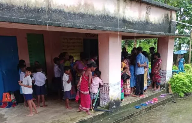 ସ୍କୁଲ ଉପରେ ବଜ୍ରପାତ! ୭ ଛାତ୍ରଛାତ୍ରୀ ଗୁରୁତର; ପୋଡ଼ିଲା ବିଦ୍ୟୁତ୍‌ ବଲ୍‌ବ, ଫାଟିଲା ଚଟାଣ