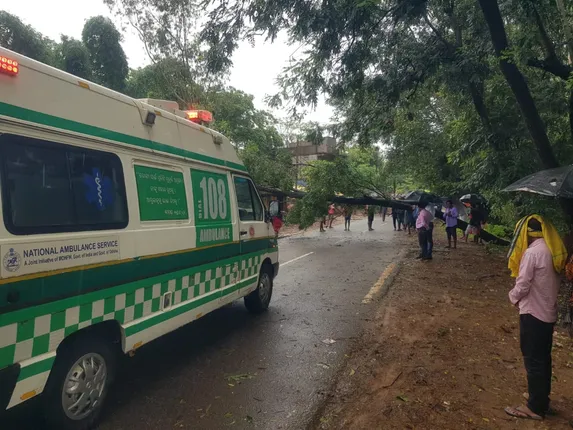 ଗଛ ଭୁଶୁଡି ଝରିଗାଁ-ଉମରକୋଟ ରାସ୍ତା ଅବରୋଧ, ଅଟକି ରହିଲା ରୋଗୀ ନେଉଥିବା ଆମ୍ବୁଲାନ୍ସ