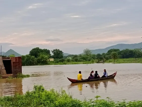 ଫୁଲୁଛି ମହାନଦୀ: ନରସିଂହପୁରରେ ବନ୍ୟାର ପ୍ରକୋପ ବୃଦ୍ଧି, ପ୍ରଭାବିତଙ୍କୁ ଶୁଖିଲା ଖାଦ୍ୟ ସାଙ୍ଗକୁ ଔଷଧ ବଣ୍ଟନ