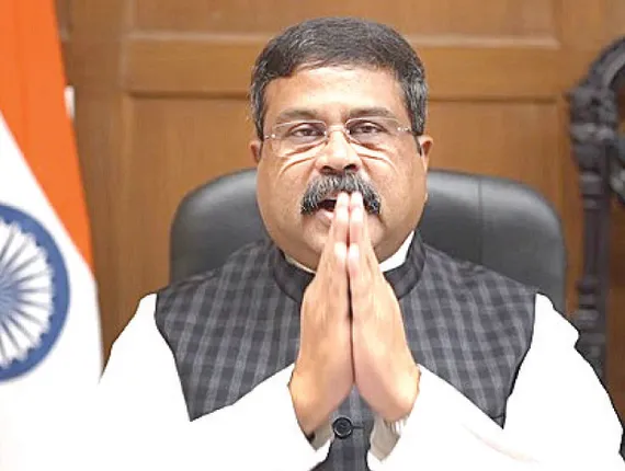 ଘର କାନ୍ଥରେ ଦଳୀୟ ଷ୍ଟିକର ମାରିବା ସହ ବିଜେପିକୁ ଭୋଟ ଦେବା ପାଇଁ ନିବେଦନ କଲେ କେନ୍ଦ୍ରମନ୍ତ୍ରୀ ଧର୍ମେନ୍ଦ୍ର ପ୍ରଧାନ