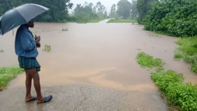 ଲଗାଣ ବର୍ଷାରେ ଜନଜୀବନ ଅସ୍ତବ୍ୟସ୍ତ; ପୋଲ ଉପରେ ୧୦ ଫୁଟ ପାଣି, ୩ ଜିଲ୍ଲାର ସୀମାନ୍ତ ଗାଁ ବାହ୍ୟ ଜଗତରୁ ବିଛିନ୍ନ