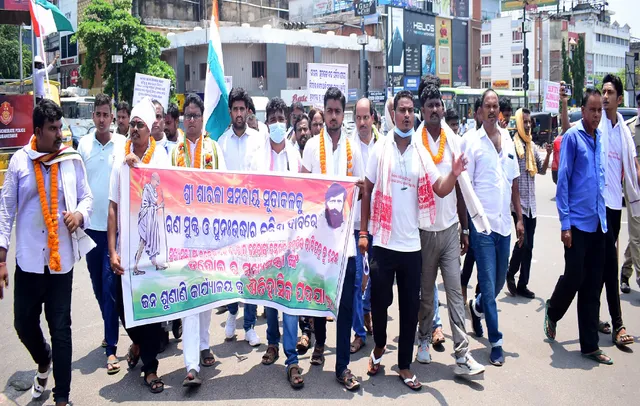 ଶାରଳା ସୂତାକଳ ପାଇଁ ୧୧୦ କିମି ପଦଯାତ୍ରା: ମୁଖ୍ୟମନ୍ତ୍ରୀଙ୍କୁ ୧୦ ହଜାର ଲୋକଙ୍କ ଦସ୍ତଖତ ସମ୍ବଳିତ ଦାବିପତ୍ର