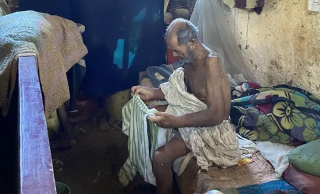 ସାତସପନ ସରକାରୀ ଯୋଜନା: ଛିଣ୍ଡା ପଲିଥିନ ତଳେ ରିକ୍ସାବାଲାଙ୍କ ଜୀବନ