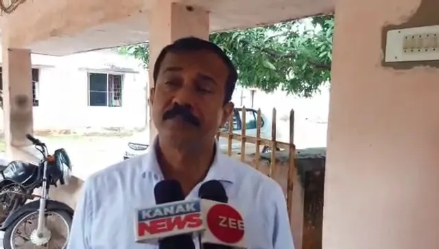 ଶ୍ରେଣୀ ଗୃହ ଭିତରେ ଛାତ୍ରଛାତ୍ରୀଙ୍କୁ ପାଠ ପଚାରି ଅଡୁଆରେ ସରପଞ୍ଚ