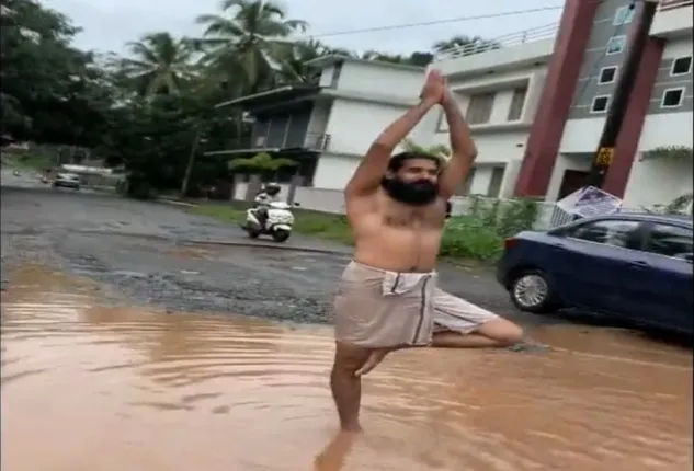 ରାସ୍ତାରେ ଜମିଥିବା କାଦୁଅ ପାଣିରେ ଗାଧୋଇ ଭିନ୍ନ ଢଙ୍ଗରେ ପ୍ରତିବାଦ ଜଣାଇଲେ ଏହି ଯୁବକ