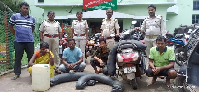 ୪ ଦେଶୀ ମଦ ବେପାରୀ ଗିରଫ, ସ୍କୁଟି ସହ ୧୪୦ ଲିଟର ଦେଶୀ ମଦ ଜବତ