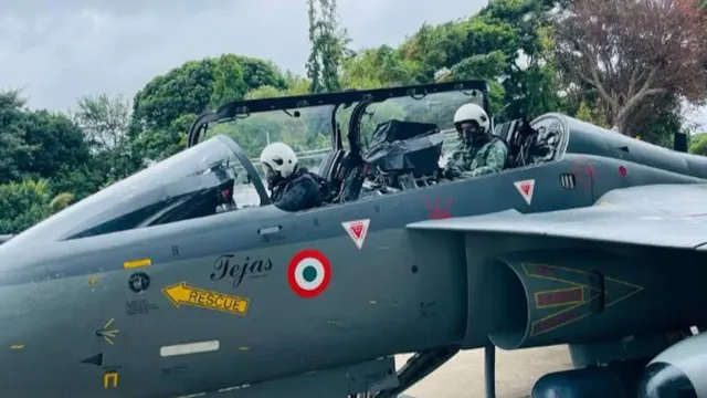 ବେଙ୍ଗାଲୁରୁରେ ଭାରତ ନିର୍ମିତ ଲଢୁଆ ଜେଟ୍‌ ଚଳାଇଲେ ବାୟୁସେନା ମୁଖ୍ୟ ଭି.ଆର୍‌. ଚୌଧରୀ