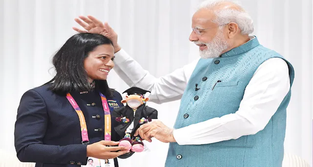 ରାଜ୍ୟଗୋଷ୍ଠୀ କ୍ରୀଡ଼ା ବିଜେତାଙ୍କୁ ସମ୍ବର୍ଦ୍ଧନା: ନିଖତଙ୍କ ଗ୍ଲୋଭ୍ସରେ  ମୋଦୀଙ୍କ ଦସ୍ତଖତ, ଦୂତିଙ୍କୁ ମିଳିଲା ଆଶୀର୍ବାଦ