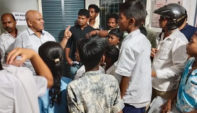 ମଦ୍ୟପାନ କରି ଛାତ୍ରଛାତ୍ରୀଙ୍କୁ ମାଡ଼ ଘଟଣା: ଅଭିଯୁକ୍ତ ଶିକ୍ଷକ ନିଲମ୍ବିତ