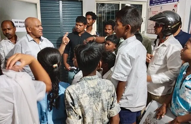 ମଦ୍ୟପ ଶିକ୍ଷକଙ୍କ ମାଡରେ ୨୦ ଛାତ୍ରଛାତ୍ରୀ ଲହୁଲୁହାଣ, ସ୍ୱାସ୍ଥ୍ୟ କେନ୍ଦ୍ରରେ ଭର୍ତ୍ତି