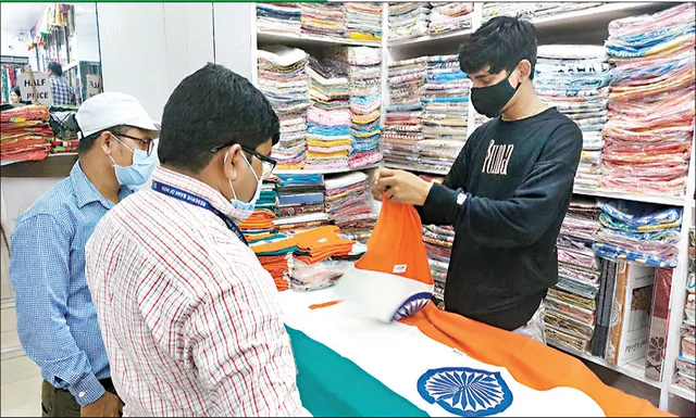 ‘ହର ଘର ତ୍ରିରଙ୍ଗା’ ଅଭିଯାନର ପ୍ରଭାବ: ବଢ଼ୁଛି ଖଦି ପତାକା ବିକ୍ରି