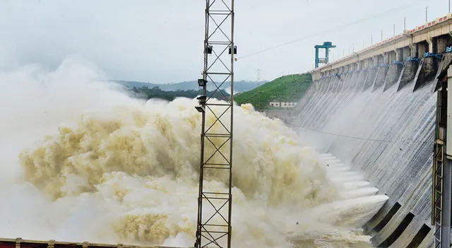 ହୀରାକୁଦ ଡ୍ୟାମ୍‌ରୁ ଆଜି ୧୨ଟି ଗେଟ୍‌ ବନ୍ଦ କରାଯିବା ପରେ ୨୮ଟି ଗେଟ୍‌ ମାଧ୍ୟମରେ ବନ୍ୟାଜଳ ନିଷ୍କାସନ ଜାରି