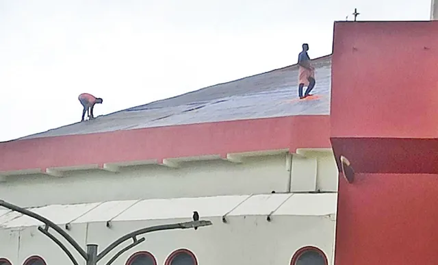 ଜରିପାଲ ତଳେ ଇନ୍‌ଡୋର୍‌ ଷ୍ଟାଡିୟମ: ଛାତରୁ ପାଣି ଗଳୁଛି, ସ୍ଥାୟୀ ସମାଧାନ ହେଉନି