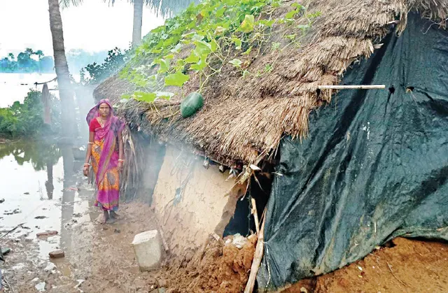 ଯାଜପୁର ବନ୍ୟା ଅଞ୍ଚଳରେ ଭିନ୍ନ ଚିତ୍ର: ୬୪ ହଜାର ଘର ବାଣ୍ଟିଲେ, ତଥାପି ମାଳମାଳ ଝୁମ୍ପୁଡ଼ି