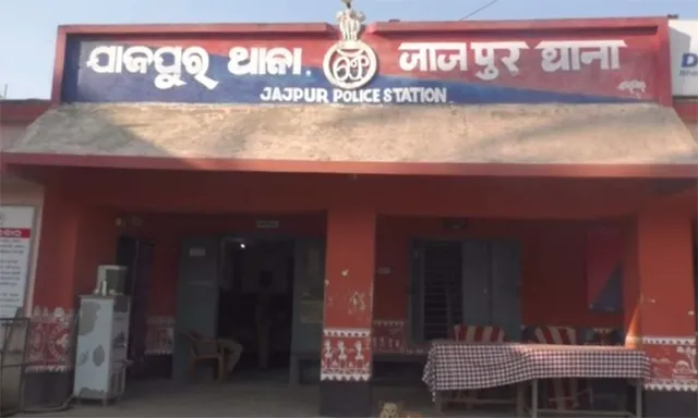 ଦେଶୀ ମଦ ଚୋରା ଚାଲାଣକାରୀଙ୍କ ଉତ୍ପାତ: ପୁଲିସ୍‌ ଉପରେ ଗାଡ଼ି ଚପାଇ ମାରିବାକୁ ଉଦ୍ୟମ