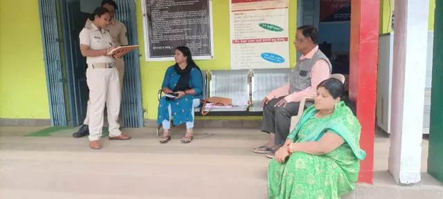 ଥାନା ସମ୍ମୁଖରେ ଧାରଣା ଦେ‌ଲେ ମହିଳା