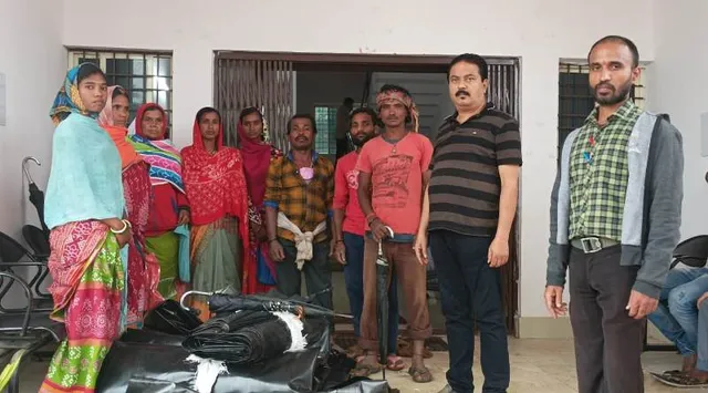 ବର୍ଷାରେ ୬୦ଟି ଘର ଭାଙ୍ଗିବା ପରେ ତହସିଲ ପକ୍ଷରୁ ପଲିଥିନ ବିତରଣ