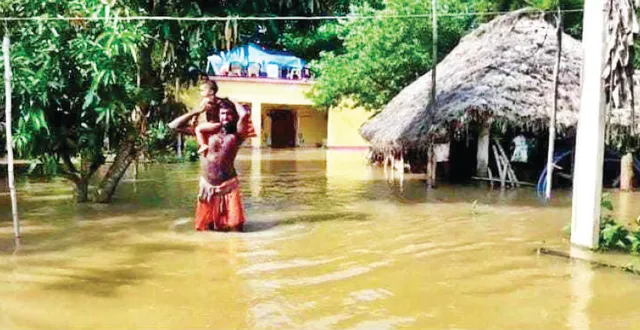 ବିପନ୍ନଙ୍କ ଗୁହାରି ଶୁଣିଲାନି ପ୍ରଶାସନ: ପାଣିରେ ପଶି ଶିଶୁକୁ ହସ୍ପିଟାଲ୍‌ ନେଲେ ପଡ଼ୋଶୀ