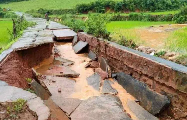 ଦୋରୁଗୁଡା ନିକଟ ରାସ୍ତା ଧୋଇଗଲା, ଲୋକେ ହନ୍ତସନ୍ତ 