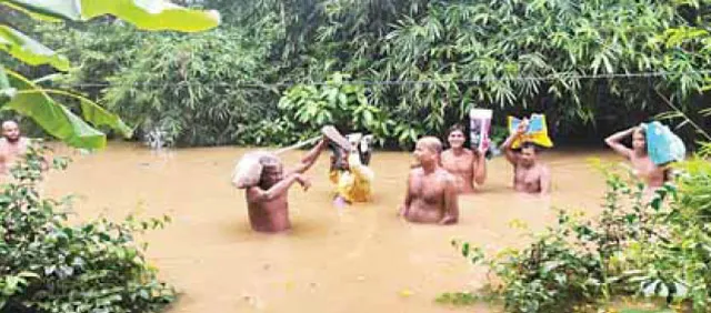 ଇଏ କି ପ୍ରକାର ବନ୍ୟା ମୁକାବିଲା ପ୍ରସ୍ତୁତି? ରିଲିଫ୍ ପହଞ୍ଚିବାକୁ ପାଞ୍ଚ ଦିନ ଲାଗିଗଲା