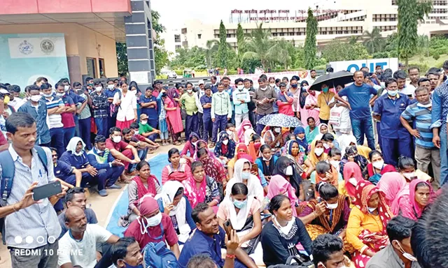 ତାତିଲେ ଏମ୍ସ ଠିକା ଶ୍ରମିକ: ୭୫୦ ଟଙ୍କା କାଟୁଥିବା ଠିକାଦାରଙ୍କୁ ଗିରଫ ଦାବି