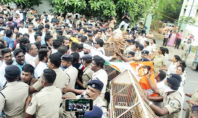 ଦରଦାମ୍, ବେକାରି ସମସ୍ୟାକୁ ନେଇ ଆନ୍ଦୋଳନ: ଗର୍ଜିଲା କଂଗ୍ରେସ, ପୁଲିସ ସହ ଧସ୍ତାଧସ୍ତି