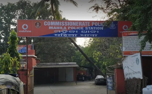 ଥାନାରେ ପୁଲିସକୁ ଆକ୍ରମଣ କରି ବନ୍ଧା ହେଲେ ଦୁଷ୍କର୍ମ ପୀଡ଼ିତା