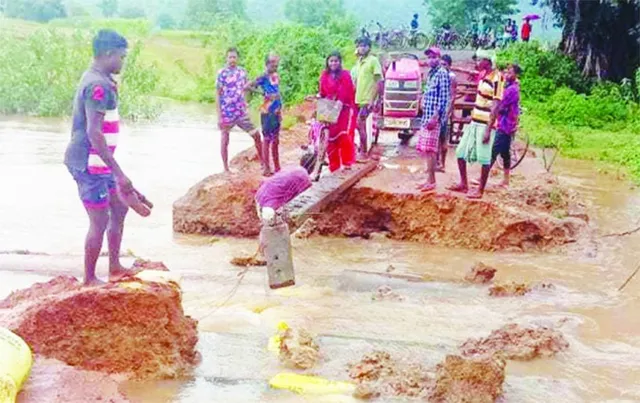 ଲଘୁଚାପ ବର୍ଷାରେ ଧୋଇଗଲା ଅସ୍ଥାୟୀ ପୋଲ