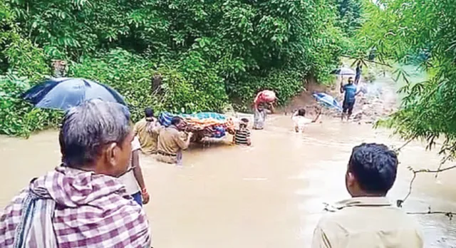 ମଶାଣିକୁ ରାସ୍ତା ନାହିଁ, ପାଣିଭର୍ତ୍ତି ନାଳରେ ବୁହାହେଲା କୋକେଇ