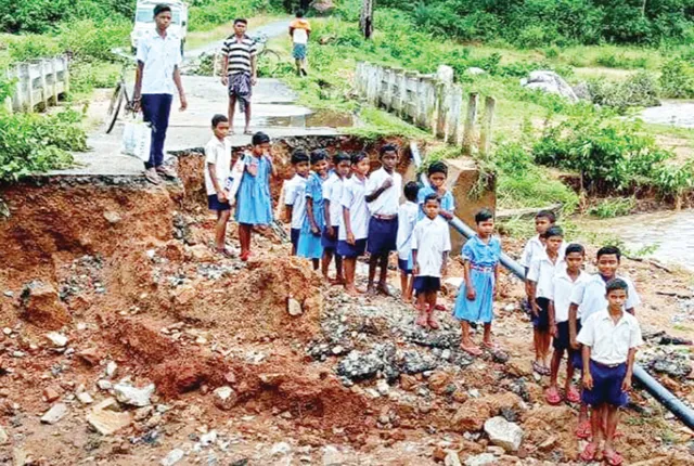 ଲଗାଣ ବର୍ଷାରେ ଧୋଇଗଲା ଦଶପଲ୍ଲା ବ୍ଲକ୍‌ର ଫାଲପାଜୁ ଓ ଦୁଡ଼ା ମୁଖ୍ୟ ରାସ୍ତା, ୪ଟି ପଞ୍ଚାୟତର ୧୦ରୁ ଊର୍ଦ୍ଧ୍ବ ଗ୍ରାମ ମଧ୍ୟରେ ଯାତାୟାତରେ ଅସୁବିଧା