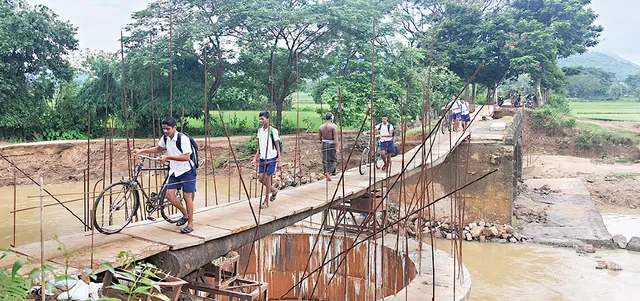 ଅବଧି ସରିବାକୁ ବସିଲାଣି, ଆଗଉନି କାମ; ବିପଦସଂକୁଳ ପୋଲରେ ଯାଉଛନ୍ତି ଛାତ୍ରଛାତ୍ରୀଙ୍କ ସହ ଶତାଧିକ ପଥଚାରୀ