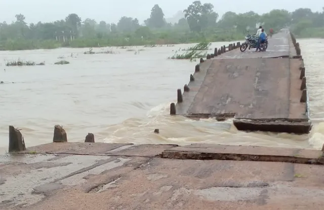 ବର୍ଷା ବିତ୍ପାତ: ତଳିଆ ଅଞ୍ଚଳକୁ ବିପଦ; ରାସ୍ତା ଧସିଲା, ପୋଲ ଭୁଶୁଡ଼ିଲା