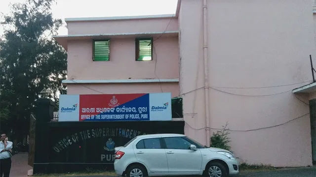 ଗାଁ ଦାଣ୍ଡରେ ମହିଳାଙ୍କୁ ଅର୍ଦ୍ଧଉଲଗ୍ନ କରି ମାଡ଼