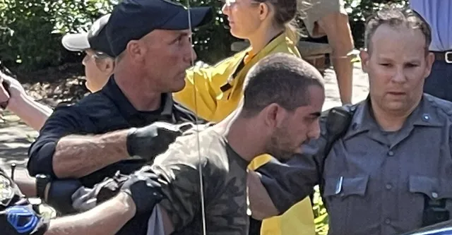 ସଲମାନ ରୁଶଦିଙ୍କୁ ଆକ୍ରମଣ କରିଥିବା ଯୁବକର ମିଳିଲା ପରିଚୟ, କେଉଁ ଦେଶର ନାଗରିକ ନେଇ ଚାଲିଛି ତନାଘନା