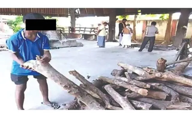 କଅଁଳ କାନ୍ଧରେ ପରିବାର ବୋଝ: ଶ୍ମଶାନ ଘାଟରେ ଶବ ଦାହ ବେଳେ ସହଯୋଗ କରି ରୋଜଗାର