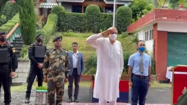 'ହର ଘର ତ୍ରିରଙ୍ଗା ଅଭିଯାନ'କୁ ନେଇ ବିରକ୍ତି ପ୍ରକାଶ କରିବା ପରେ ଜାତୀୟ ପତାକା ଉତ୍ତୋଳନ କଲେ ଫାରୁକ୍ ଅବଦୁଲ୍ଲା