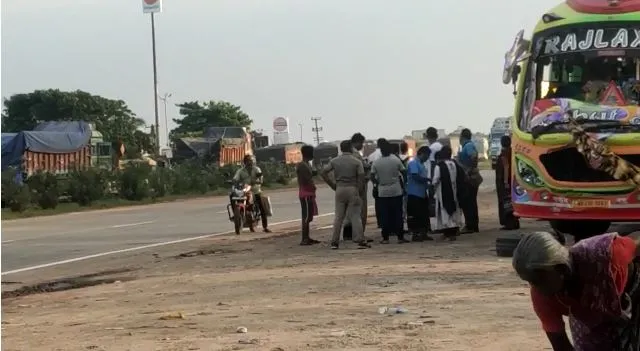 ପୁରୀ ଅଭିମୁଖେ ଯାଉଥିଲା ବସ୍‌, ଦ୍ରୁତଗାମୀ ଟ୍ରକ୍‌ ଧକ୍କାରେ ଜଣେ ମୃତ ଓ ୩ ଆହତ