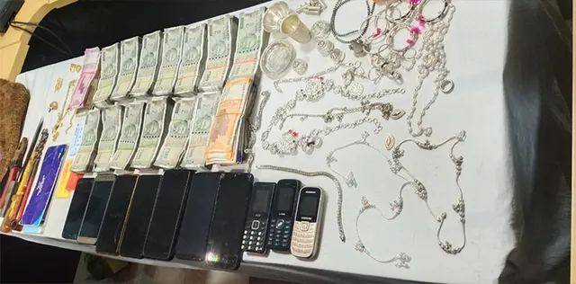 ୧୦ ଆନ୍ତଃଜିଲ୍ଲା ଡକାୟତ ଗିରଫ, ୬ଲକ୍ଷରୁ ଊର୍ଦ୍ଧ୍ବ ଟଙ୍କା ଓ ୫ ବାଇକ୍‌ ଜବତ