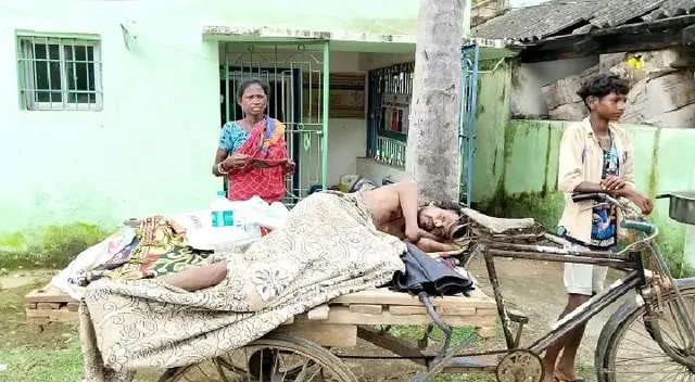 ଦାରିଦ୍ର୍ୟର କରୁଣ ଚିତ୍ର: କୁଷ୍ଠ ଆକ୍ରାନ୍ତଙ୍କୁ ଟ୍ରଲି ଚଳାଇ ଡାକ୍ତରଖାନା ନେଲା ୧୨ ବର୍ଷର ପୁଅ