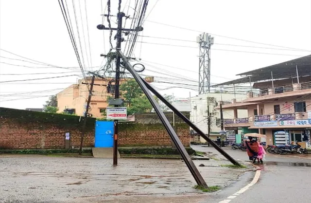 ବିଦ୍ୟୁତ ଖୁଣ୍ଟ ରାସ୍ତା ମଝିରୁ ହଟାଇବାକୁ ସାହି ବାସିନ୍ଦାଙ୍କ ଦାବି