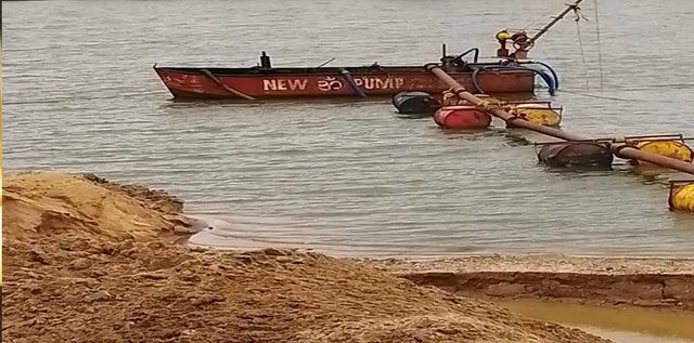 ମାଫିଆଙ୍କ ନୂଆଫଣ୍ଡା: ଭରା ନଈରୁ ଶୋଷି ନେଉଛନ୍ତି ବାଲି