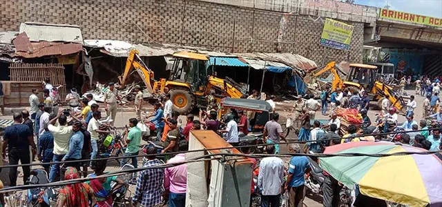 ବନ୍ତଛକରୁ  ହଟିଲା ଜବରଦଖଲ,୧୨୦  ଦୋକାନ ଉପରେ ଚଢିଲା ବୋଲଡୋଜର