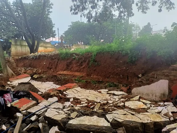 ପ୍ରବଳ ବର୍ଷାରେ ଭାଙ୍ଗିଲା ମେଡିକାଲ କଲେଜର ପାଚେରୀ, ଜଣେ ମୃତ