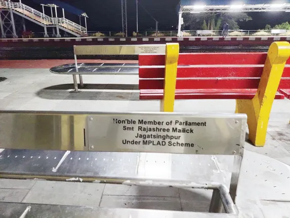 ରେଳ ଷ୍ଟେସନ୍‌ରେ ପଡ଼ିଛି ସାଂସଦଙ୍କ ଅନୁଦାନ ଲେଖା ଚେୟାର୍‌