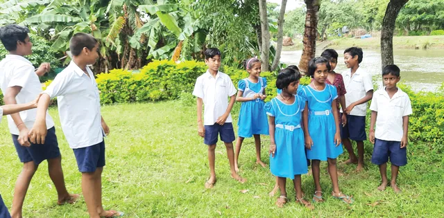 ନଈ ମୁହଁରେ ବିଦ୍ୟାଳୟ, ବିପଦରେ ପିଲା, ପା‌ଚେରି ନିର୍ମାଣ ଅର୍ଥ ଖାଇଗଲେ