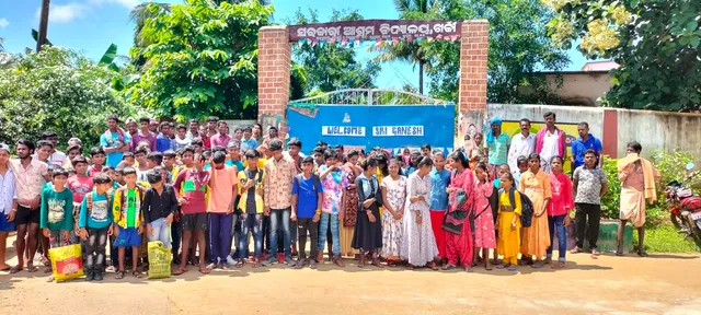 ପ୍ରଧାନଶିକ୍ଷକଙ୍କ ବଦଳି ପ୍ରତିବାଦରେ ଧାରଣା ଦେଲେ ଛାତ୍ରଛାତ୍ରୀଙ୍କ ସହ ଅଭିଭାବକ