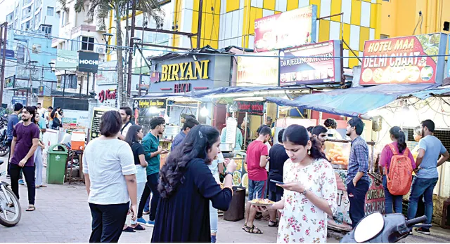 କିଟ୍-ଶିଖରଚ଼ଣ୍ଡୀ ରାସ୍ତାରେ ମେଲିଛି ଜଙ୍କ୍‌ ଓ ଫିଟ୍‌ନେସ୍‌ ଫୁଡ୍‌ ପସରା